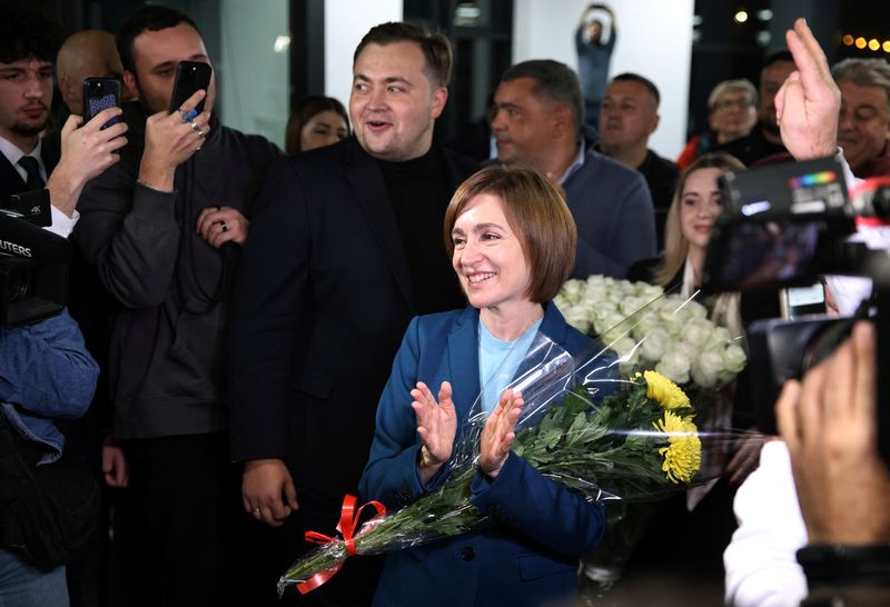 © Reuters. Moldova's incumbent President and presidential candidate Maia Sandu celebrates with supporters following the announcement of the preliminary results of the second round of the presidential election, at her campaign headquarters in Chisinau, Moldova November 3, 2024. REUTERS/Vladislav Culiomza