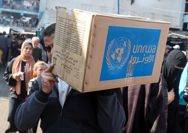 &copy; Reuters. A Palestinian man carries an aid box distributed by the United Nations Relief and Works Agency (UNRWA), amid the Israel-Hamas conflict, in Deir Al-Balah, central Gaza Strip, November 4, 2024. REUTERS/Ramadan Abed