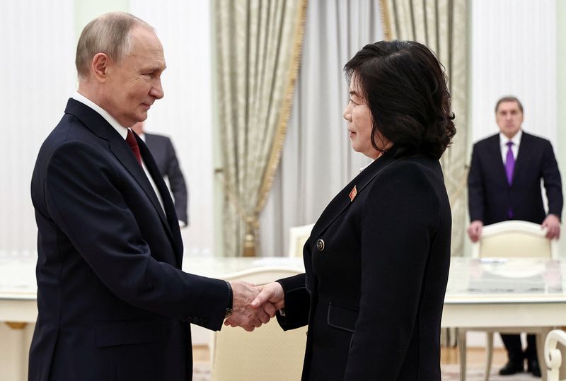 &copy; Reuters. Russian President Vladimir Putin shakes hands with North Korean Foreign Minister Choe Son Hui during a meeting in Moscow, Russia November 4, 2024. Sputnik/Mikhail Tereshchenko/Pool via REUTERS 