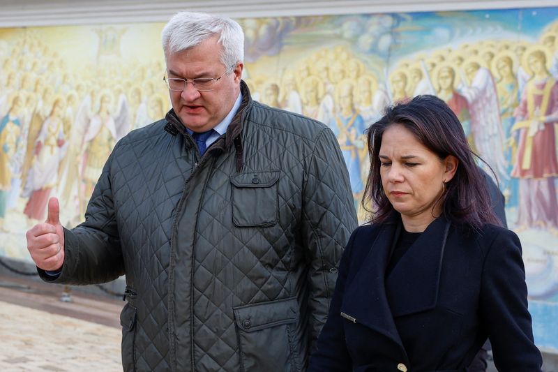 © Reuters. German Foreign Minister Annalena Baerbock and Ukrainian Foreign Minister Andrii Sybiha walk in front of Saint Michael's Cathedral, amid Russia's attack on Ukraine, in Kyiv, Ukraine November 4, 2024.  REUTERS/Valentyn Ogirenko