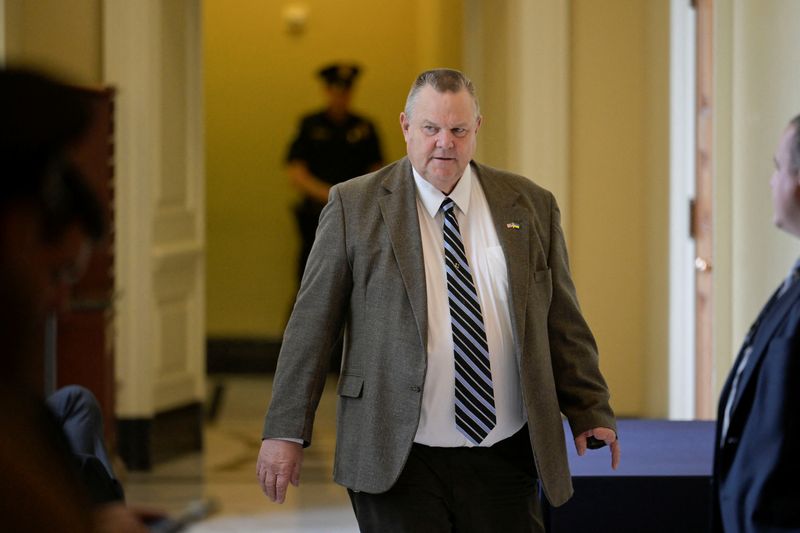 &copy; Reuters. Jon Tester, senador democrata pelo Estado norte-americano de Montana, no prédio do Congresso dos Estados Unidos, em Washingtonn28/09/2023 REUTERS/Craig Hudson