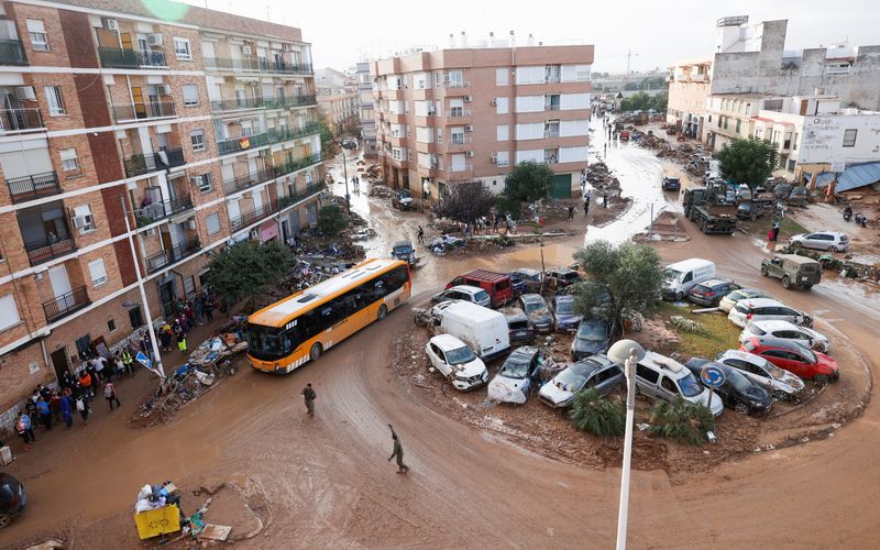 © Reuters. A bus that connects with Valencia arrives, following heavy rains that caused floods, in Paiporta, near Valencia, Spain, November 4, 2024. REUTERS/Eva Manez