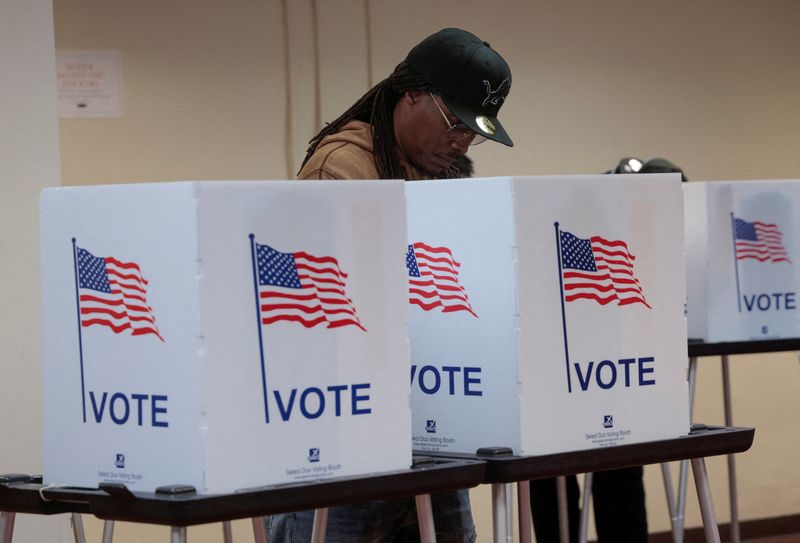 &copy; Reuters. FILE PHOTO: A person votes during early voting in the U.S. presidential election at a polling station in Detroit, Michigan, U.S. November 3, 2024. REUTERS/Rebecca Cook/File Photo