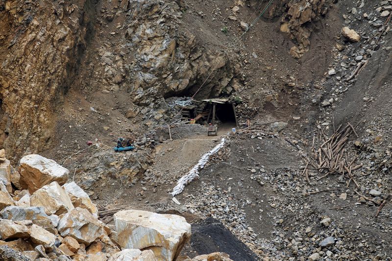 © Reuters. FILE PHOTO: Tin mine seen in Man Maw at ethnic Wa territory in northeast Myanmar October 5, 2016. REUTERS/Soe Zeya Tun/File Photo