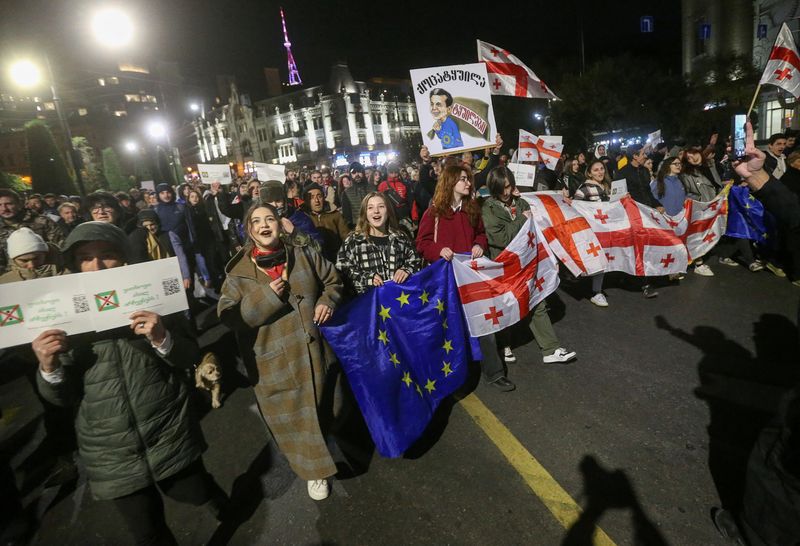 © Reuters. Supporters of Georgia's opposition parties hold a rally to protest against the result of a recent parliamentary election won by the ruling Georgian Dream party, in Tbilisi, Georgia November 4, 2024. REUTERS/Irakli Gedenidze