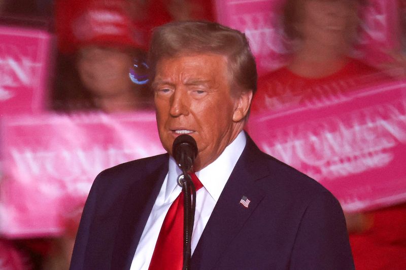 © Reuters. Republican presidential nominee former U.S. President Donald Trump holds a campaign rally at Santander Arena in Reading, Pennsylvania, U.S., November 4, 2024. REUTERS/Andrew Kelly