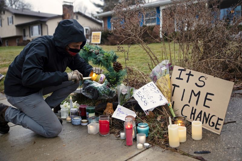 © Reuters. A protester lights a candle outside the home where Andre Maurice Hill, 47, was killed in Columbus, Ohio, U.S., December 24, 2020. On December 22, 2020 Officer Adam Coy fatally shot Andre Maurice Hill after responding to a non-emergency disturbance call from a neighbor. REUTERS/Megan Jelinger