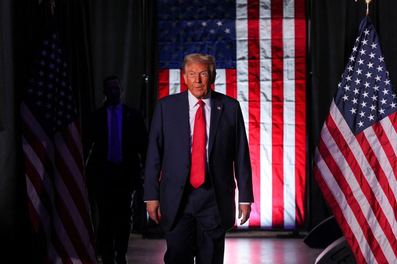 © Reuters. Republican presidential nominee and former U.S. President Donald Trump takes the stage at a campaign rally at Santander Arena in Reading, Pennsylvania, U.S., November 4, 2024. REUTERS/Brian Snyder