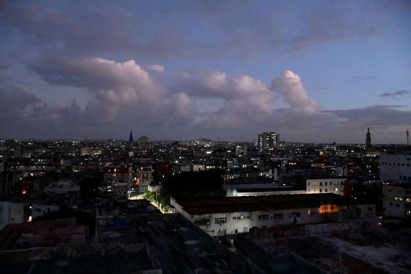 © Reuters. FILE PHOTO: Apartments and buildings are partially lit as Cuba makes fast progress restoring power to swaths of the Caribbean island nation, both in Havana and outlying provinces, after the entire national electrical grid crashed last Friday, in Havana, Cuba October 21, 2024. REUTERS/Norlys Perez/File Photo