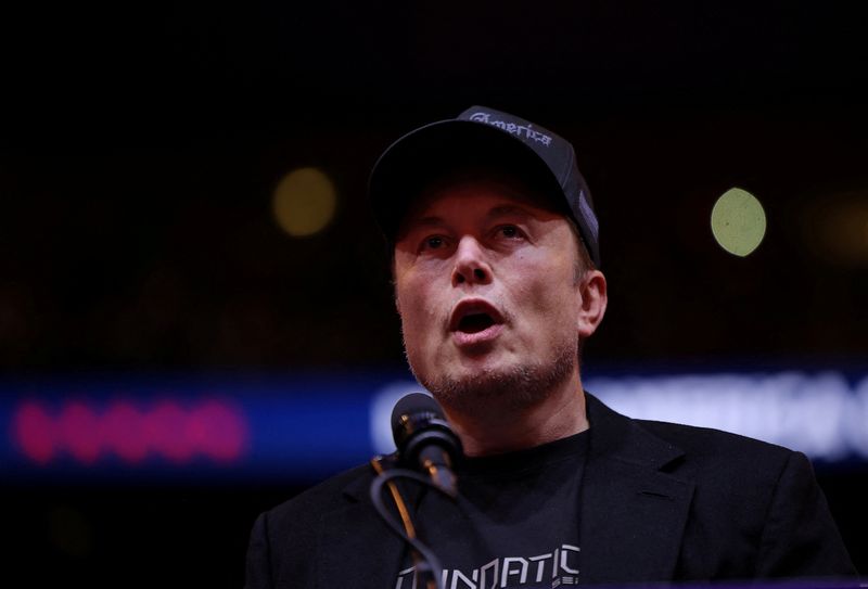 © Reuters. Tesla CEO and X owner Elon Musk speaks during a rally for Republican presidential nominee and former U.S. President Donald Trump at Madison Square Garden, in New York, U.S., October 27, 2024. REUTERS/Carlos Barria/File Photo