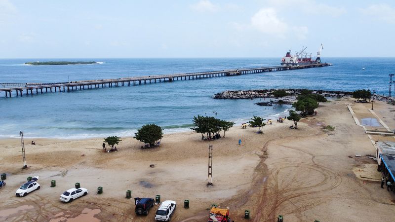 © Reuters. FILE PHOTO: The docks of the Venezuelan state oil company PDVSA subsidiary VOPAK Venezuela are seen on the Waikiki beach, in Puerto Cabello, Venezuela February 10, 2024. REUTERS/Leonardo Fernandez Viloria/File Photo