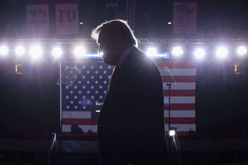 © Reuters. Republican presidential nominee and former U.S. President Donald Trump holds a campaign rally at Santander Arena in Reading, Pennsylvania, U.S., November 4, 2024. REUTERS/Brian Snyder