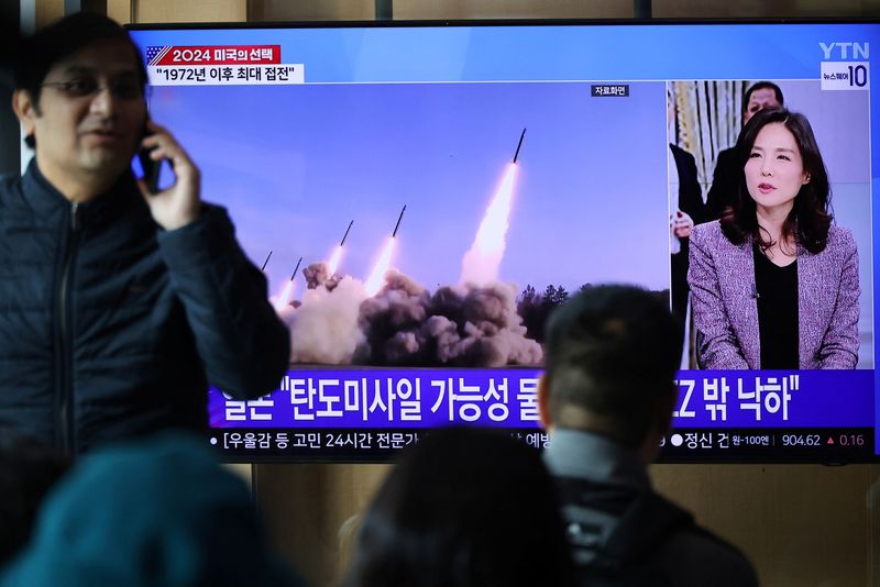 © Reuters. People watch a TV broadcasting a news report on North Korea firing missiles that flew 400 km after lifting off at around 7:30 a.m. from Sariwon, just south of the capital Pyongyang, at a railway station in Seoul, South Korea, November 5, 2024.   REUTERS/Kim Hong-Ji