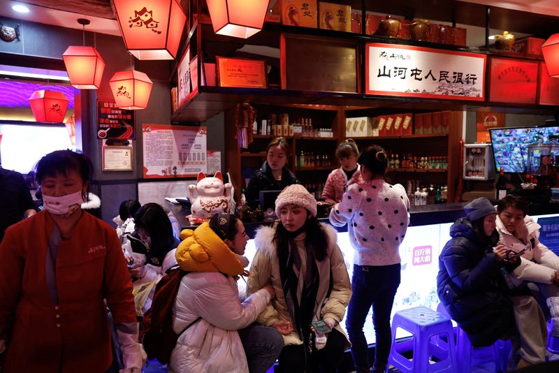 © Reuters. Customers wait for tables at a restaurant in Harbin, Heilongjiang province, China January 6, 2024. REUTERS/Tingshu Wang/ File Photo