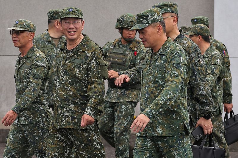 © Reuters. FILE PHOTO: Defence Minister Wellington Koo inspects troops during a live fire exercise at the Fangshan training grounds in Pingtung, Taiwan August 26, 2024. REUTERS/Ann Wang/File Photo