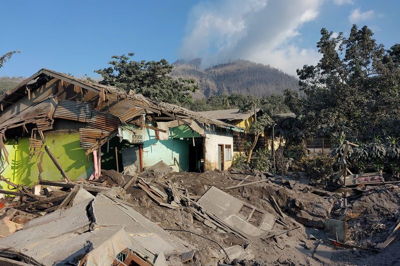 © Reuters. Damaged school buildings which were affected by the Mount Lewotobi Laki-Laki volcano eruption are seen at Flores Timur, Indonesia, November 4, 2024. Antara Foto/Pemulet Paul/via REUTERS