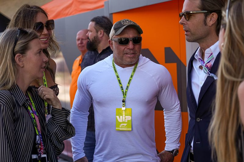 © Reuters. FILE PHOTO: Oct 20, 2024; Austin, Texas, USA; Joe Rogan talks to fans in the paddock at the Formula 1 Pirelli United States Grand Prix at Circuit of the Americas. Mandatory Credit: Aaron E. Martinez-Imagn Images/File Photo