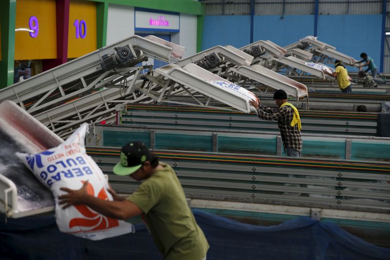 © Reuters. Workers load a truck at a export rice plant in the central Chainat province in Thailand, December 16, 2015. Picture taken December 16, 2015. REUTERS/Jorge Silva/ File Photo