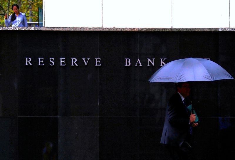 © Reuters. Pedestrians walk past the Reserve Bank of Australia building in central Sydney, Australia, March 7, 2017.     REUTERS/David Gray/ File Photo