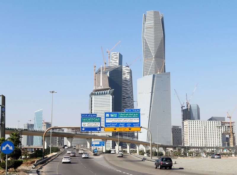 © Reuters. FILE PHOTO: Cars drive past the King Abdullah Financial District in Riyadh, Saudi Arabia December 18, 2018. REUTERS/Faisal Al Nasser/File Photo