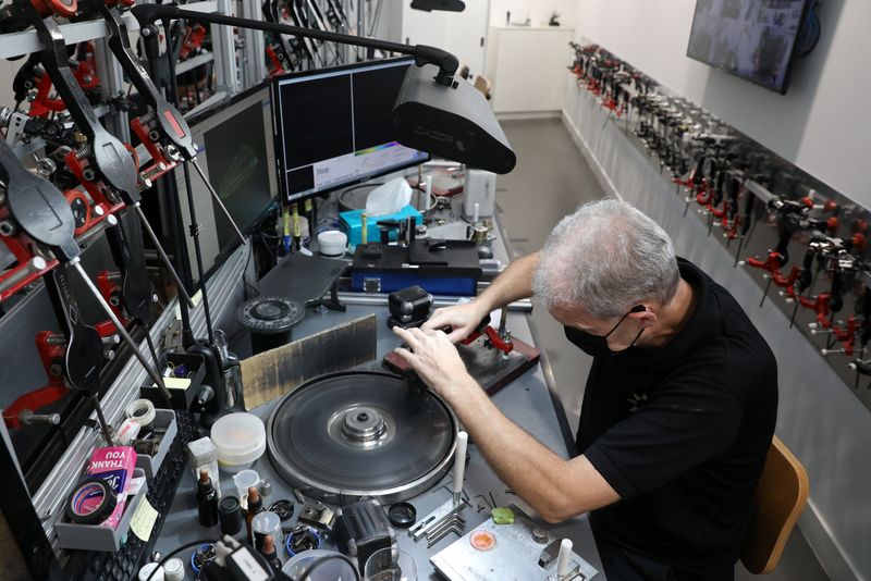 &copy; Reuters. A technican polishes a diamond at Almas Diamond Services in the Dubai Diamond Exchange in Dubai, United Arab Emirates, September 24, 2020. Picture taken September 24, 2020. REUTERS/Christopher Pike/ File Photo