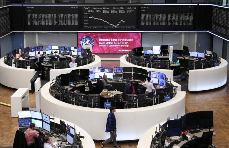 © Reuters. FILE PHOTO: The German share price index DAX graph is pictured at the stock exchange in Frankfurt, Germany, October 30, 2024.    REUTERS/Staff/File Photo