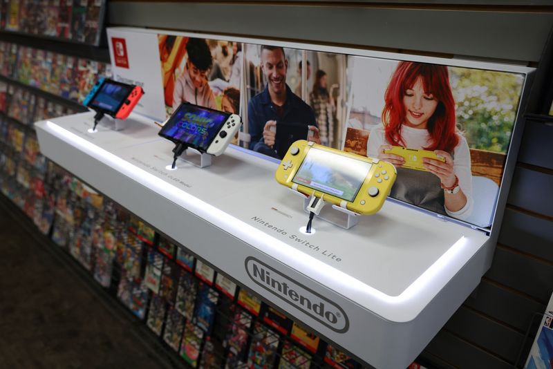 ©Reuters. Various Nintendo Switch models are on display at GameStop in Manhattan, New York, U.S., December 7, 2021. REUTERS/Andrew Kelly/File Photo