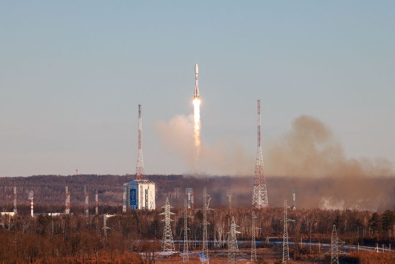 © Reuters. A Soyuz-2.1b rocket booster with a Fregat upper stage carrying satellites blasts off from its launchpad at the Vostochny Cosmodrome in the far-eastern Amur region, Russia November 5, 2024. Roscosmos/Handout via REUTERS