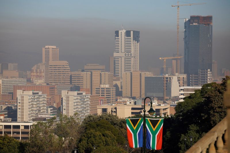 &copy; Reuters. FILE PHOTO: A general view of the Pretoria skyline with smog in the air taken from the Union Buildings ahead of the inauguration of South Africa's Cyril Ramaphosa as President in Pretoria, South Africa, June 19, 2024. PHILL MAGAKOE/Pool via REUTERS/File P