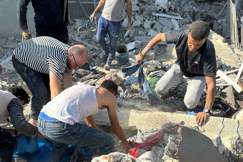 &copy; Reuters. People work to recover the bodies of Palestinians at the site of Israeli strikes on houses, amid the Israel-Hamas conflict, in Beit Lahiya in the northern Gaza Strip November 4, 2024. REUTERS/Stringer