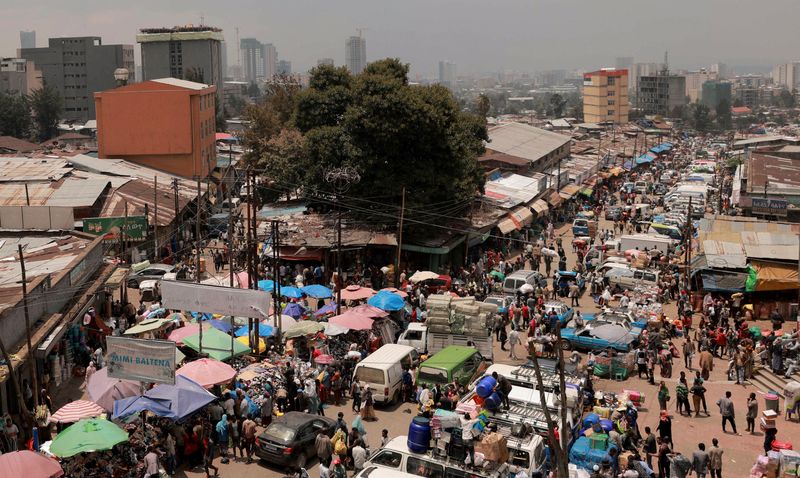 © Reuters. Shoppers walk within Merkato, one of Africa's biggest open air market, in Addis Ababa, Ethiopia, April 25, 2024. REUTERS/Tiksa Negeri/File Photo