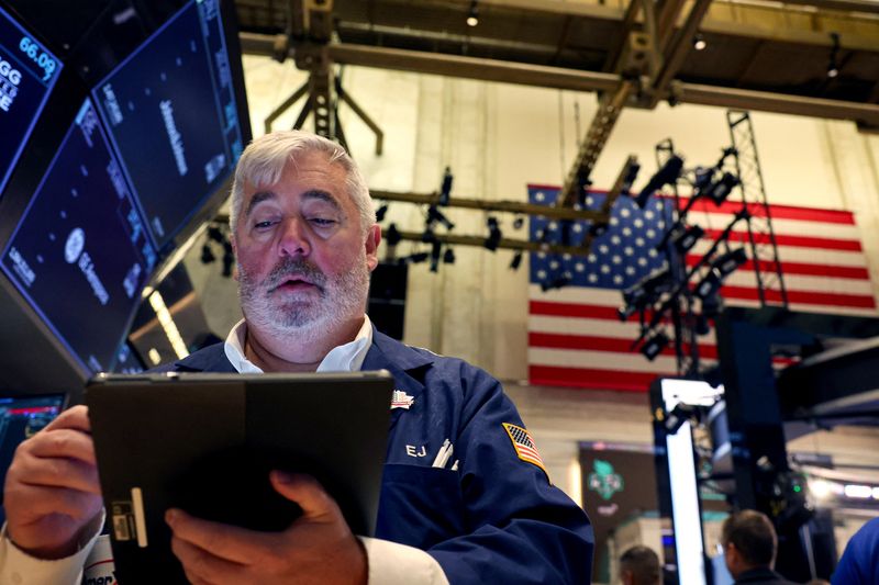 &copy; Reuters. Traders work on the floor at the New York Stock Exchange (NYSE) in New York City, U.S., October 23, 2024.  REUTERS/Brendan McDermid/File Photo