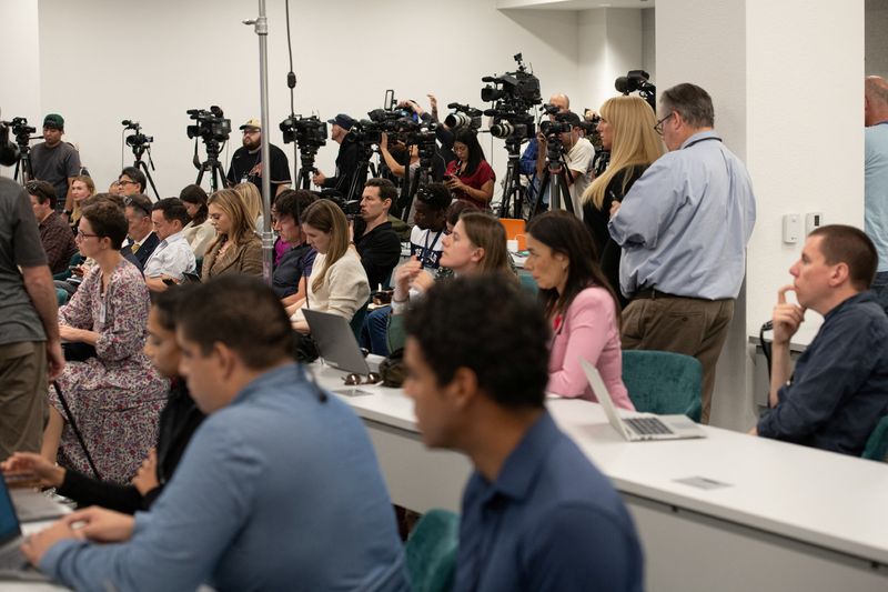 &copy; Reuters. Members of the media listen to Maricopa County Election officials ahead of the U.S. presidential election, in Phoenix, Arizona, U.S., November 4, 2024. REUTERS/Caitlin O'Hara/File Photo