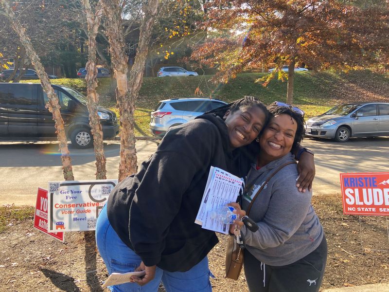 © Reuters. Shenekia Daniels, a teacher, and Tiara Talford, a corporate trainer, pose outside of an early voting location in Asheville, North Carolina, U.S., November 2, 2024. REUTERS/Stephanie Kelly