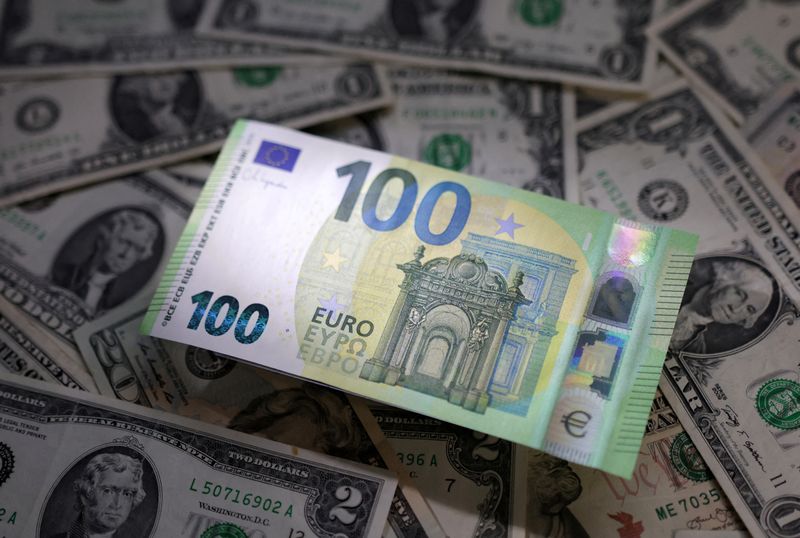 &copy; Reuters. Notas de euro e dólarn10/03/2023. REUTERS/Dado Ruvic/Illustration/File Photo