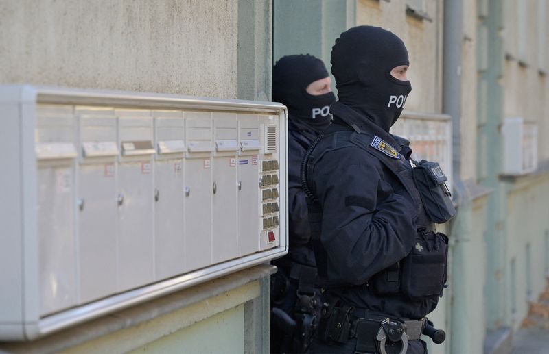 © Reuters. Masked German police officers guard a house after having arrested eight suspected members of a right-wing militant group driven by racist ideology and conspiracy theories who had been training in warfare for the downfall of the modern German state, in Dresden, Germany, November 5, 2024.   REUTERS/Matthias Rietschel