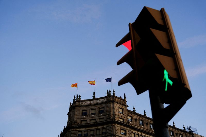 © Reuters. The Banco de Espana (Bank of Spain) office is seen in front of a traffic light in Barcelona, Spain, October 3, 2022. REUTERS/Nacho Doce/File Photo