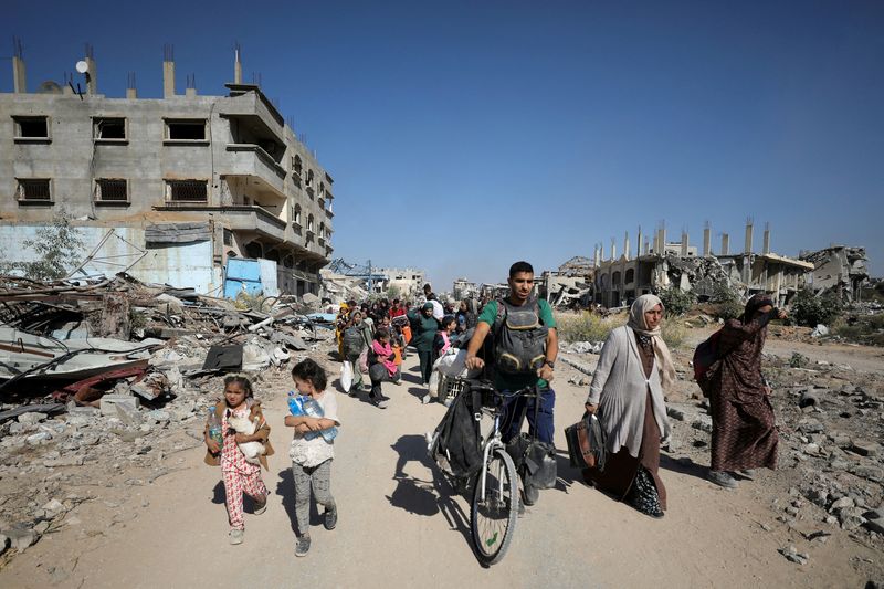 © Reuters. FILE PHOTO: Displaced Palestinians ordered by the Israeli military to evacuate the northern part of Gaza flee amid an Israeli military operation, in Jabalia in the northern Gaza Strip, October 22, 2024. REUTERS/Dawoud Abu Alkas/File Photo