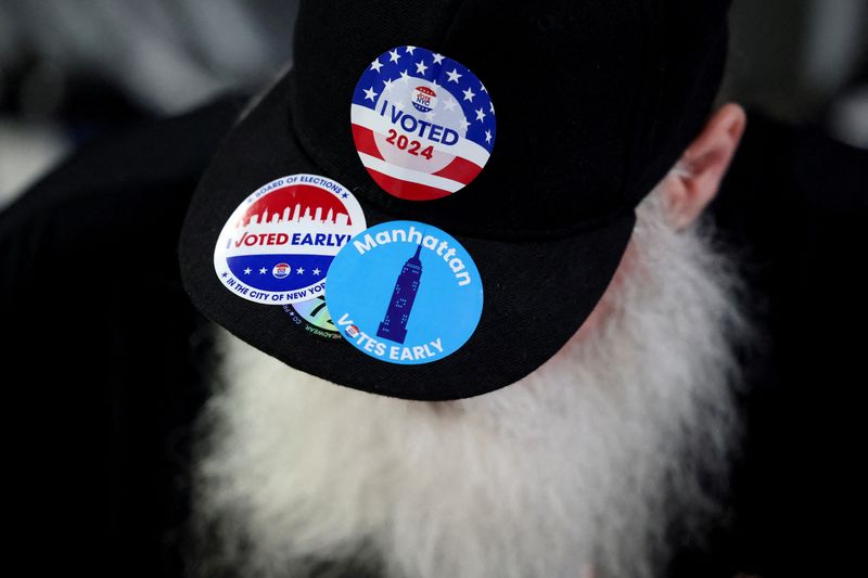 &copy; Reuters. Un uomo indossa un cappello con adesivi nel giorno delle elezioni presidenziali americane del 2024 a Manhattan, New York City, Stati Uniti, 5 novembre 2024. REUTERS/Andrew Kelly