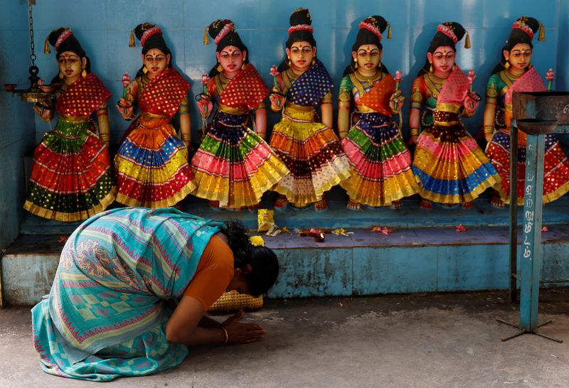 &copy; Reuters. Una devota prega all'interno del tempio Sri Dharmasastha di Thulasendrapuram, il villaggio dove nacque il nonno materno di Kamala Harris, nello stato meridionale del Tamil Nadu, in India, il 5 novembre 2024. REUTERS/Francis Mascarenhas