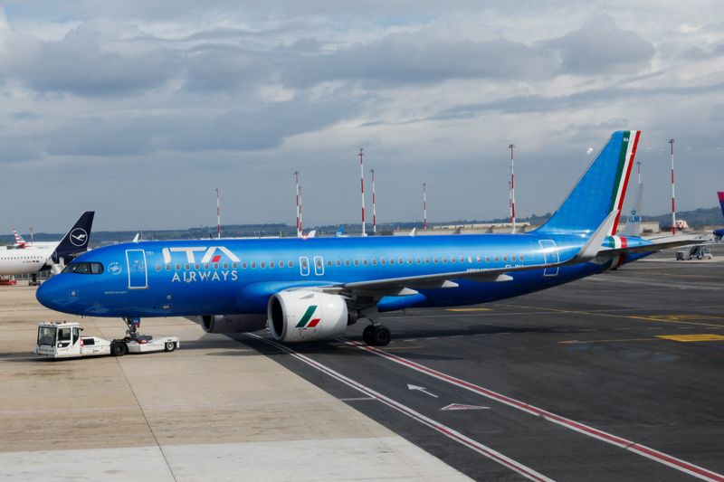 &copy; Reuters. Un aereo del vettore ITA Airways parcheggia all'aeroporto internazionale Leonardo da Vinci di Fiumicino, vicino a Roma, Italia, 23 settembre 2024. REUTERS/Remo Casilli