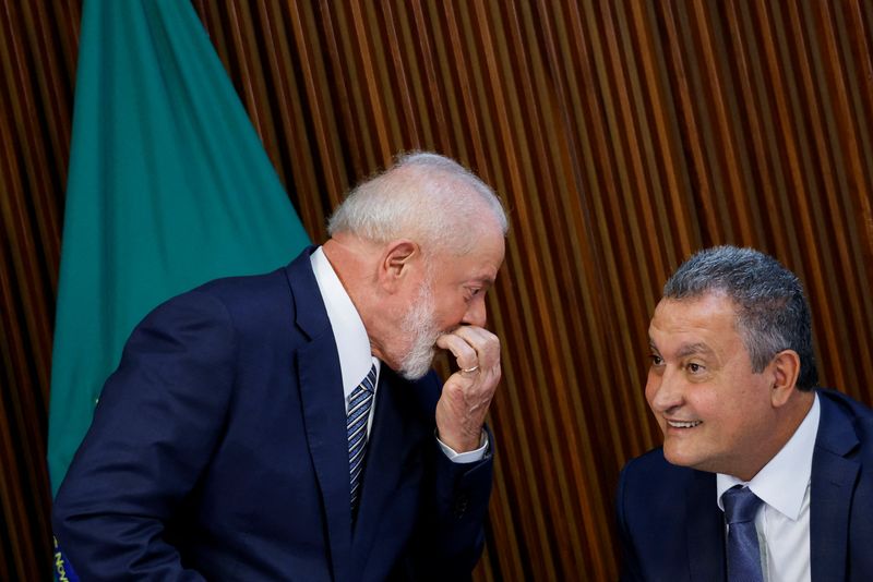 &copy; Reuters. Presidente Luiz Inácio Lula da Silva conversa com o ministro da Casa Civil, Rui Costa, durante reunião ministerial no Palácio do Planalto, em Brasílian20/12/2023nREUTERS/Adriano Machado