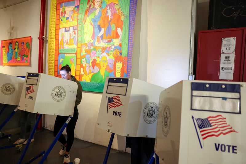 &copy; Reuters. Persone votano per le elezioni presidenziali statunitensi del 2024, nel giorno delle elezioni al Theater for the New City di Manhattan, New York City, Stati Uniti, il 5 novembre 2024. REUTERS/Andrew Kelly