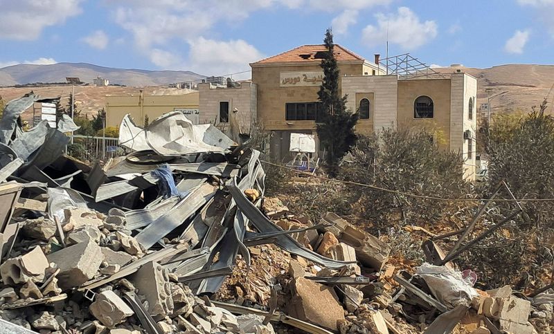 © Reuters. Rubble lies at a damaged site, in the aftermath of Israeli strikes on Lebanon's Baalbek region, near Douris municipality, in the town of Douris, Lebanon November 4, 2024. REUTERS/Maher Abou Taleb/File Photo