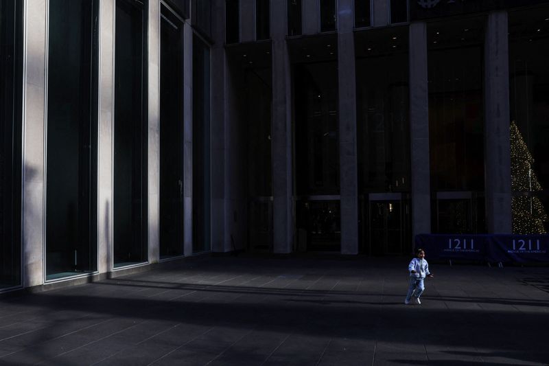 © Reuters. FILE PHOTO: A little girl runs in a shaft of light at the entrance to the News Corp. Building in the Midtown section of New York City, U.S., November 30, 2023. REUTERS/Shannon Stapleton/File Photo