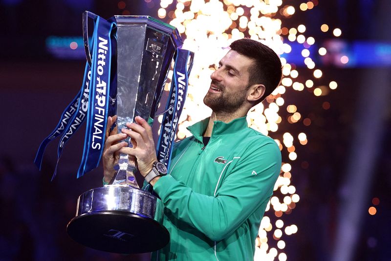 &copy; Reuters. Novak Djokovic com o troféu da ATP Finals de 2023 n19/11/2023 REUTERS/Guglielmo Mangiapane