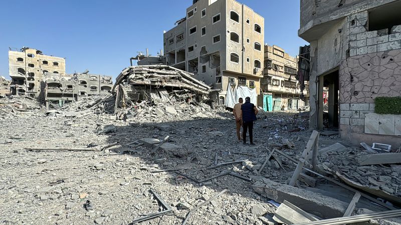 © Reuters. Palestinians view the damage after Israeli forces withdrew from the area around Kamal Adwan hospital, amid the ongoing Israel-Hamas conflict, in Jabalia, in the northern Gaza Strip October 26, 2024. REUTERS/Stringer/File Photo