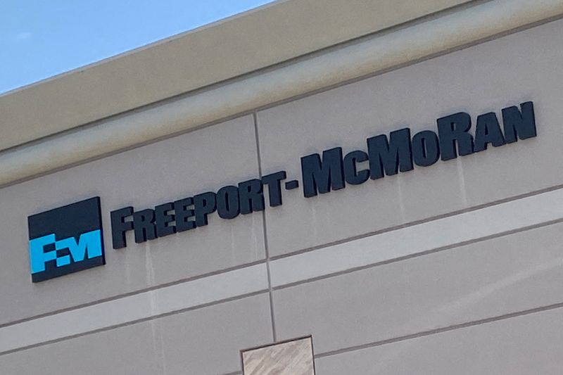 &copy; Reuters. FILE PHOTO: The logo of copper miner Freeport-McMoRan Inc is displayed on their offices in Phoenix, Arizona, U.S. June 30, 2022. REUTERS/Ernest Scheyder/File Photo