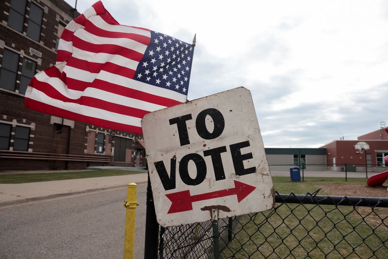 ©Reuters. Uma placa mostra às pessoas onde votar nas eleições presidenciais de 2024 no dia da eleição em Dearborn, Michigan, EUA, 5 de novembro de 2024. REUTERS/Rebecca Cook