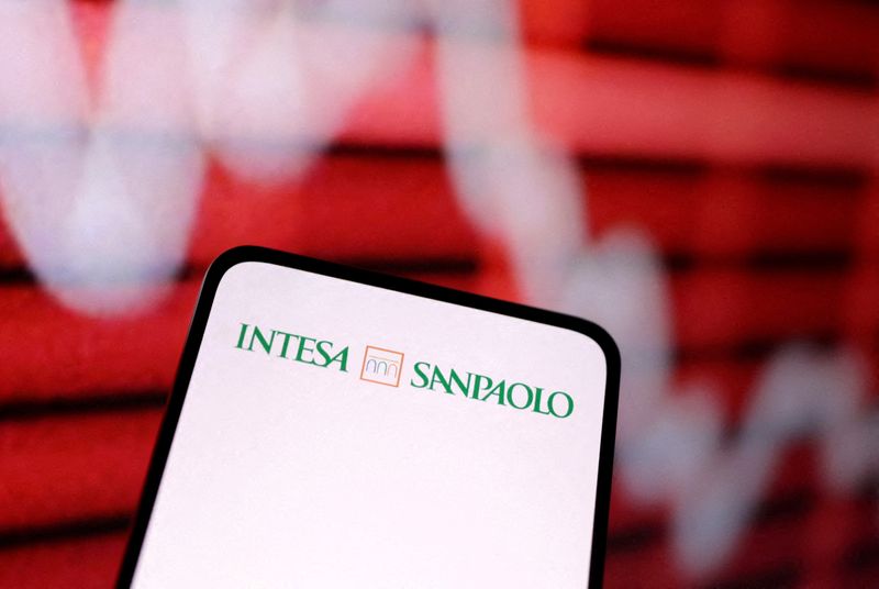 &copy; Reuters. Il logo della banca Intesa Sanpaolo e il grafico delle azioni in calo. REUTERS/Dado Ruvic